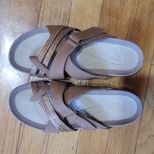 BARE TRAPS Womens Dark Tan Aster Sandals~ 6m